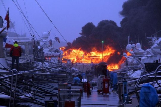 Lüks yatta çıkan yangından ilk görüntüler