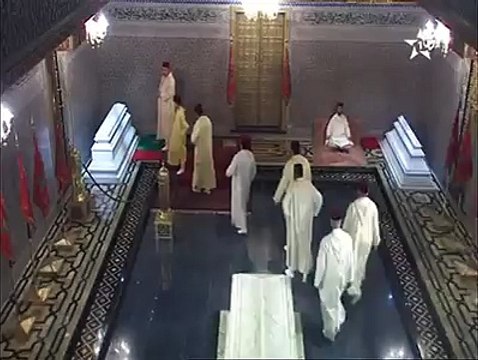 Voir le Roi Mohammed VI à visiter la tombe de son père Hassan II