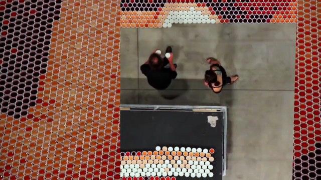 Il aligne 66 000 verres d'eau au sol, lorsque la caméra dézoome, c'est hallucinant!