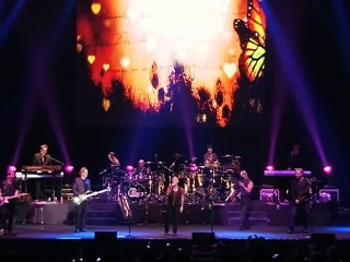 Arnel Pineda sings lead vocals for Chicago