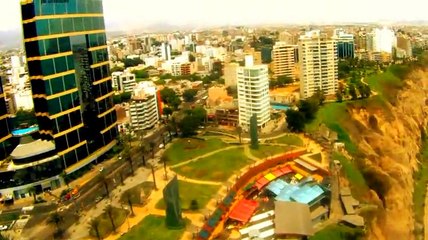 Volando por el Malecón de Miraflores, Lima, Perú