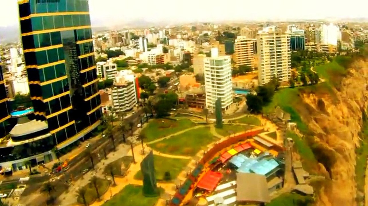 Volando por el Malecón de Miraflores, Lima, Perú
