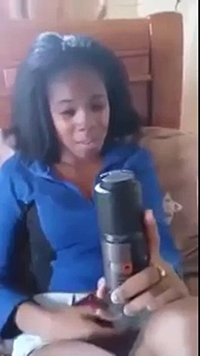 Nederlands meisje heeft liefdesverdriet en probeert haarzelf blind te maken met deodrant (720p Full HD)