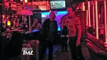 Kiefer Sutherland Takes Over The Stage At A…Strip Club?!
