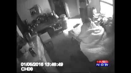 زوج يضبط زوجته وهي تعنف أمها