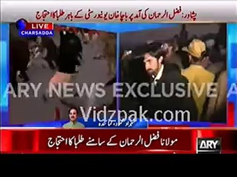 How Students Insulted Maulana Fazal ur Rehman Reaching on Bacha Khan University(1)