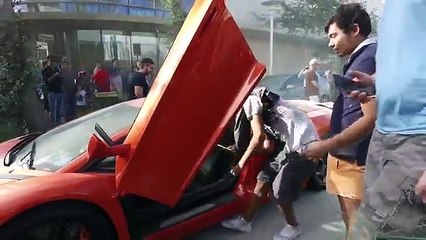 Arrumador de carros põe Lamborghini Aventador em chamas!