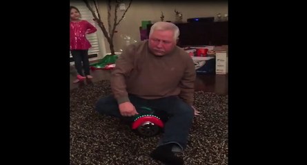 Papy joue avec un hoverboard
