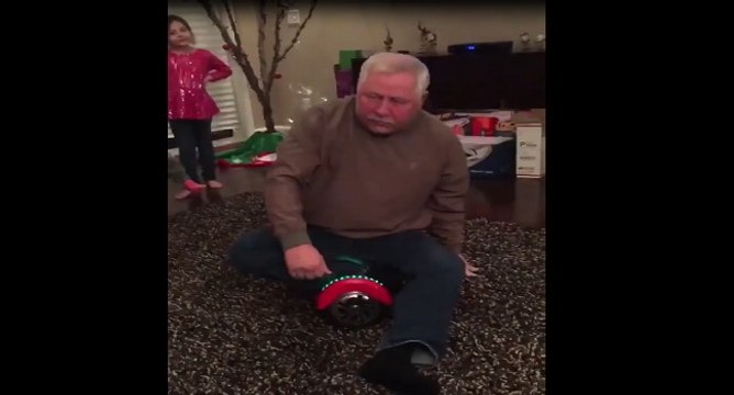Papy joue avec un hoverboard