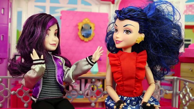 Should Evie & Doug Date? Descendants Jane and Audrey are Mean to Mal. DisneyToysFan