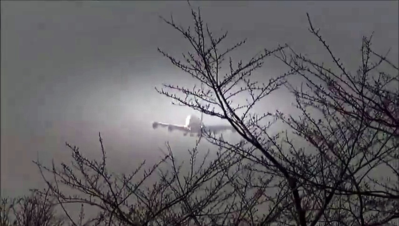 Strong Crosswind Landing!!Thai Airways Airbus A38Narit Airport RWY16R  Video Arts