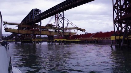 Peritos da PF recolhem provas de pó de minério lançado no mar do Porto de Tubarão