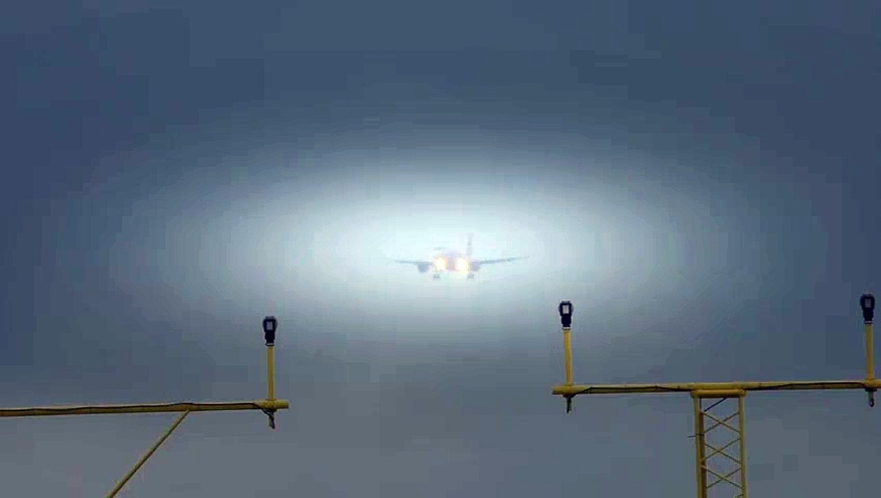 EasyJet Crosswind Landing bad stormy weather 50mbps High Quality  Video Arts