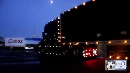 Очень красивая ночная фура паркуется