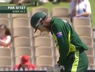 Razzaq stuns Australian bowling with 89-