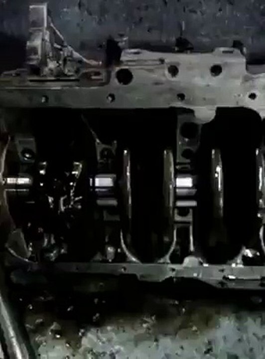 Não vais acreditar no "biscato"  que este mecânico encontrou ao abrir um motor partido!