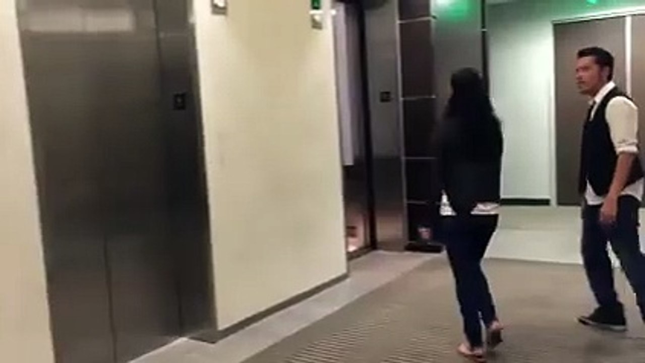 LOL - la blague de l'homme coupé en deux dans l'ascenseur