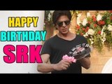 Shahrukh Khan CUTS FAN's CAKE On His 49th Birthday | Latest Bollywood News