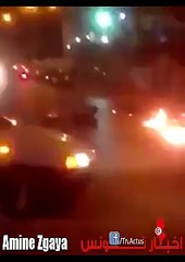 صفاقس .. سيارات تقوم بتوزيع إطارات مطاطية على المحتجين..!؟