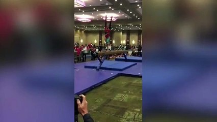 Une courageuse gymnaste avec une prothèse à la jambe
