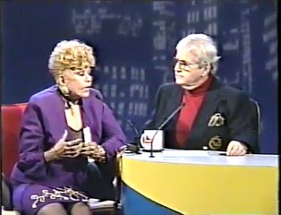 DERCY GONÇALVES ESCANCARANDO NO PROGRAMA DO JÔ ONZE E MEIA, EM 1995.