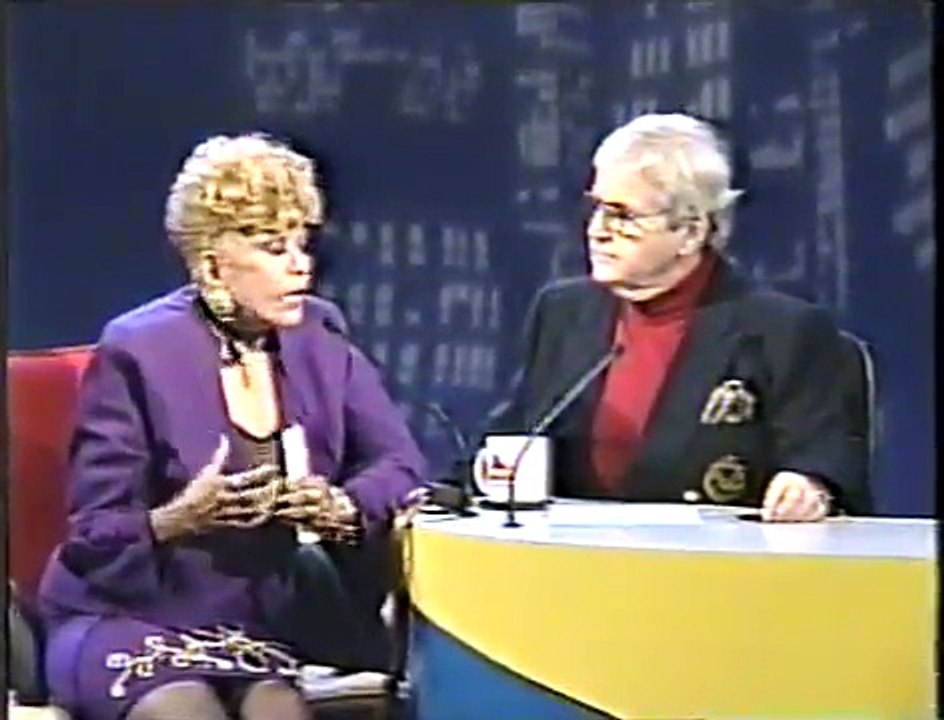 DERCY GONÇALVES ESCANCARANDO NO PROGRAMA DO JÔ ONZE E MEIA, EM 1995.