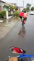 Deux enfants ont une technique originale pour se déplacer avec un seul vélo