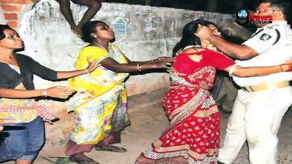 भुवनेश्वर में पुलिसवालो की हुई जमकर पिटाई | Cop beaten by Slum Dwellers in Bhubaneswar