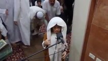 بالفيديو.. طفل أردني يؤم المصلين في التراويح.. ويُدهشهم بصوته الشجي
