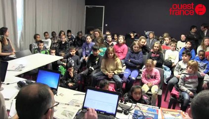 Les journalistes face aux écoliers des Palliers à Mandela