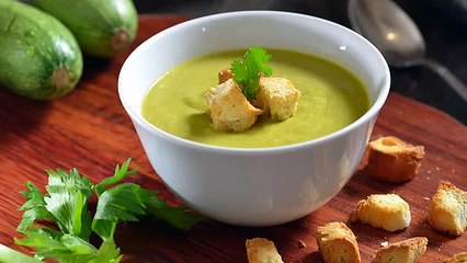 Aprende cómo hacer una crema de calabacitas verdes con chipotle