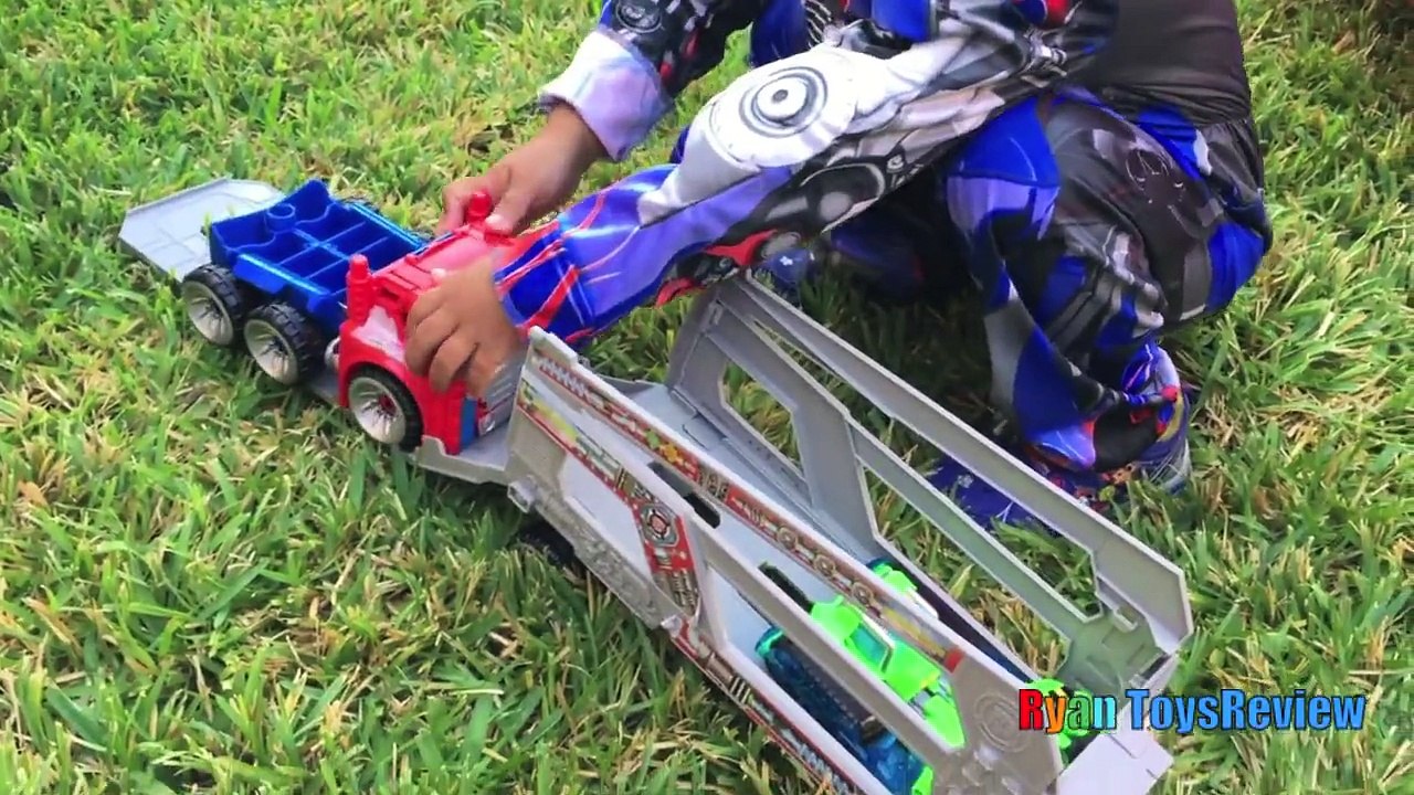 GIANT BALL SURPRISE OPENING Transformer Optimus Prime Bumblebee Superheroes Toys Egg Kids Video