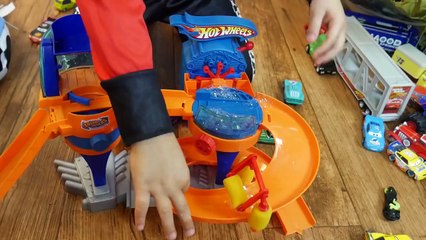 GIANT EGG SURPRISE Opening 100+ Disney Cars Super Giant Golden Surprise Egg Lightning McQueen Videos