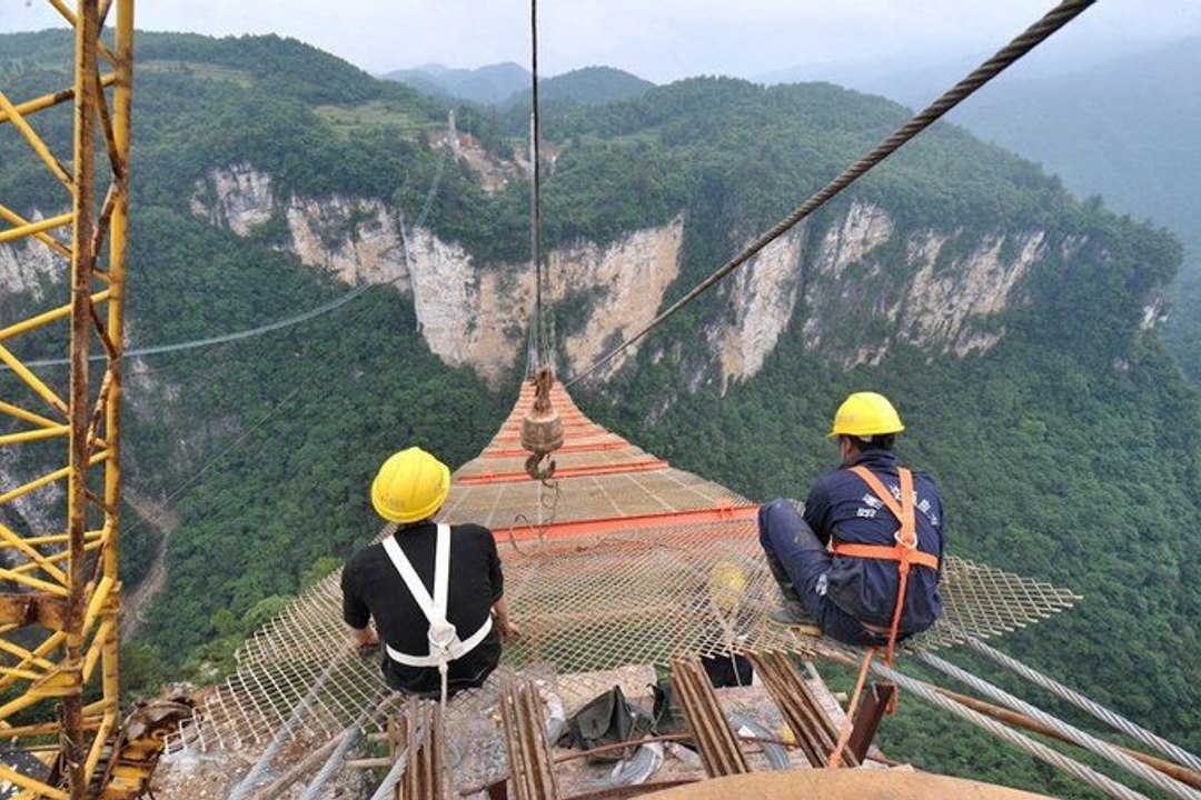 La construction du plus long pont de verre du monde en Chine