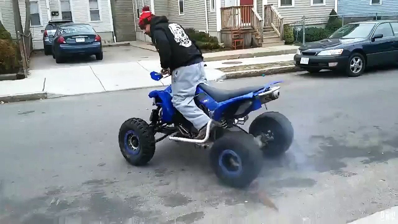 FAIL - Il fait des dérapages en quad et ca finit mal!