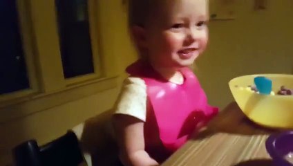 Video clip gây sốt trong tuần qua bé gái cưới sặc sụa