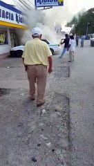 Un pasajero sale herido luego que delincuentes quemaron un taxi en La Lima