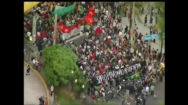 Protesto contra aumento de tarifas interdita maior terminal de ônibus de SP