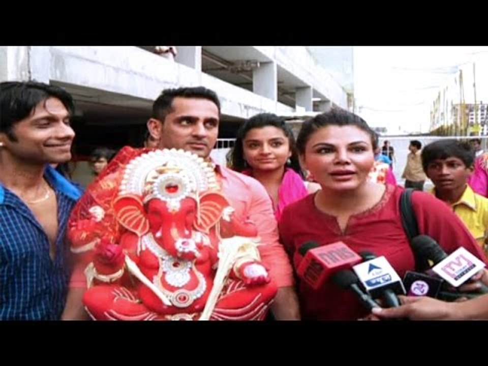 Rakhi Sawant spotted dancing at 'Ganpati Visarjan' | Latest Bollywood News