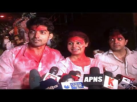 Gurmeet Chaudhary And Debina Bonerjee Dance Off At Ganpati Visarjan | Latest Bollywood News