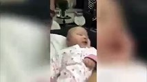 Kamerada kendini görünce şaşıran bebek