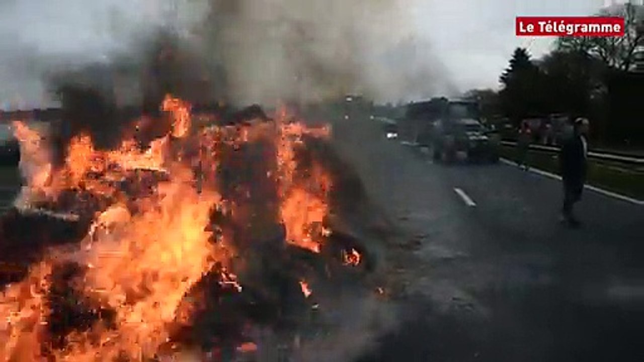 RN12. Les agriculteurs bloquent la quatre-voies à Guingamp