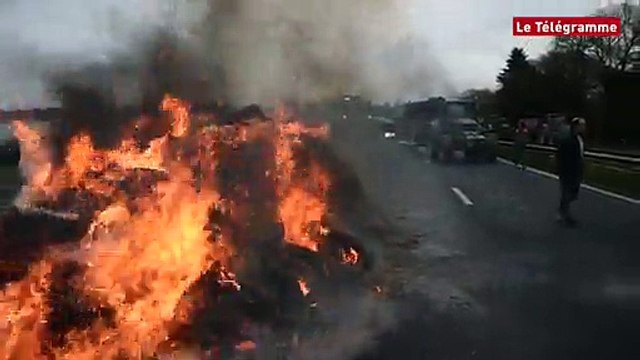RN12. Les agriculteurs bloquent la quatre-voies à Guingamp