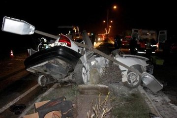 Aydınlatma Direğine Çarpan Otomobilden Fırlayan Sürücü Öldü