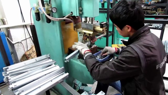 Herrajes para Muebles, Herrajes para Gabinetes - China: Cajones de Doble Chapa Soft Close&Push Open / Production 2