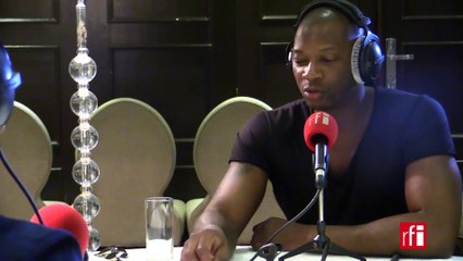 Singuila au micro de Claudy Siar à Brazzaville