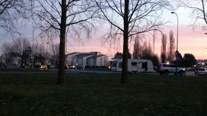 Reconstitution à Roye: arrivée des véhicules ciblés par le tireur