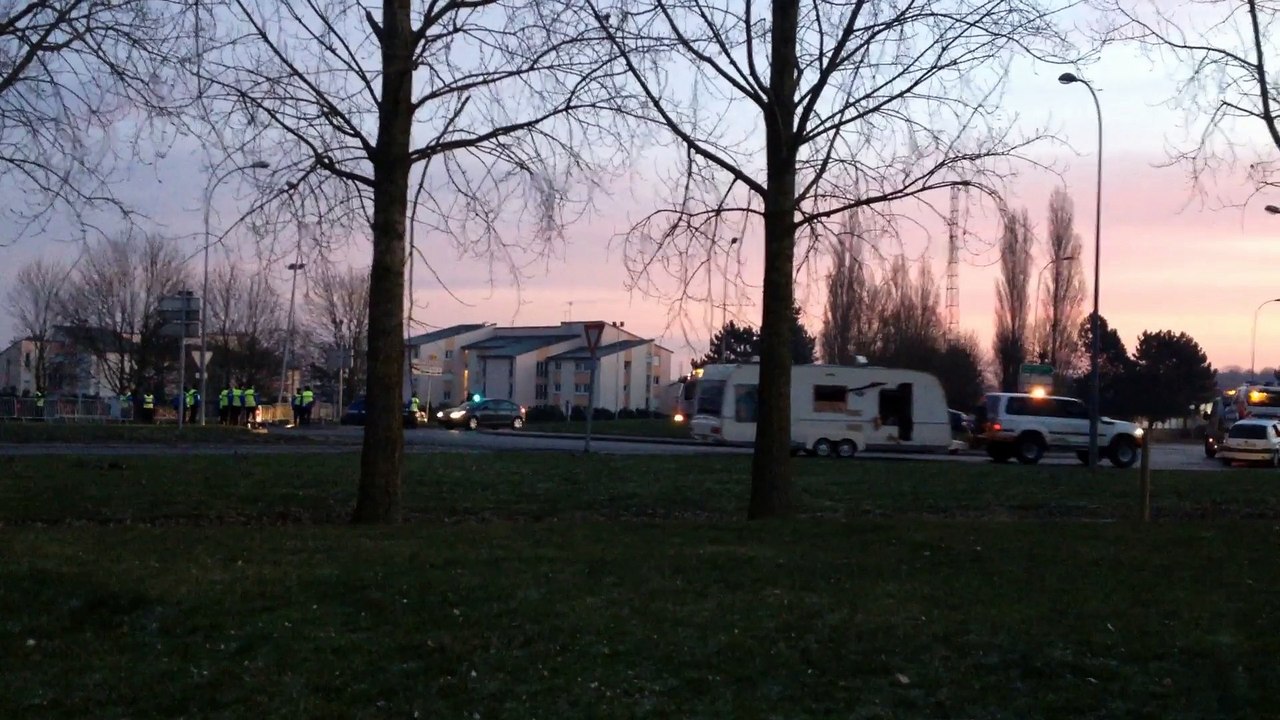 Reconstitution à Roye: arrivée des véhicules ciblés par le tireur