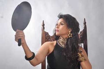 PC's cousin sis Mannara Chopra's hottest photoshoot!