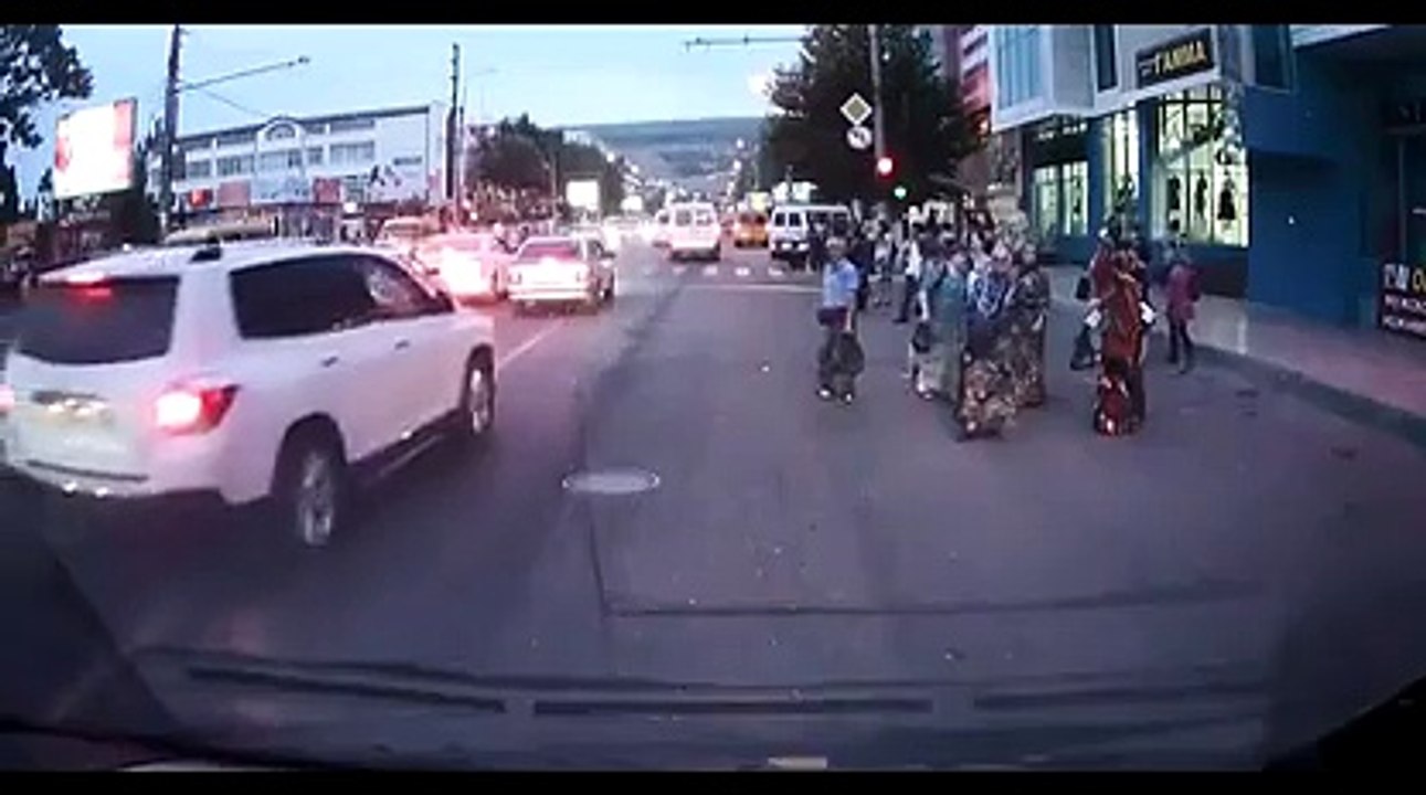 Ce conducteur ne voit pas le feu rouge... Road rage de dingue